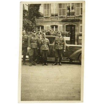 Foto van Duitse officieren naast de personeelsauto. Espenlaub militaria
